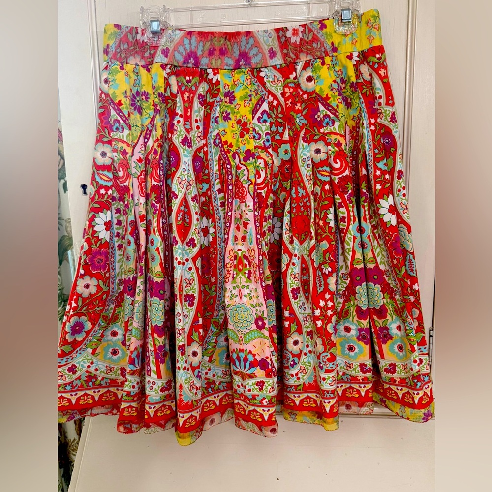 Woman’s  Gianni Bini floral pleated Skirt size med